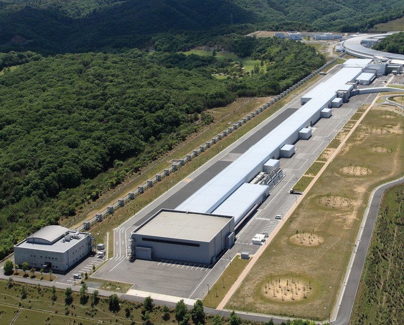 Studien an Röntgen-Freie-Elektronen-Lasern (XFEL) wie SACLA in Japan erlauben die zeitlich und atomar aufgelöste Analyse des Reparaturprozesses durch blaues Licht. (Foto: RIKEN SPring-8 Center)